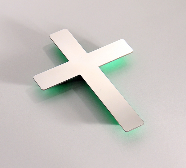 Kreuz, Wandkreuz Edelstahl poliert -Grüner Hintergrund-